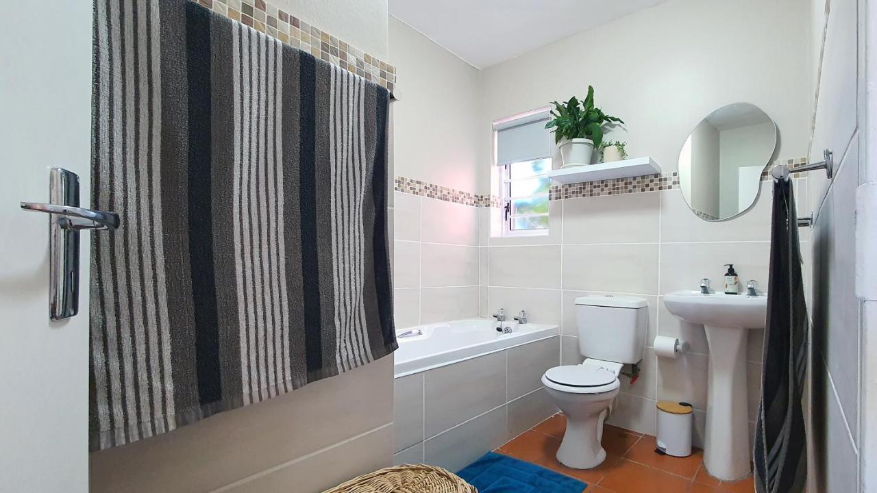 Escape To Paradise: Beachside Apartment Jeffreys Bay Esterno foto